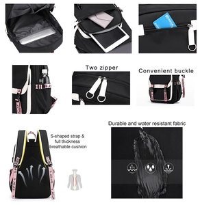 Dettagli del tessuto impermeabile, spallacci a S e porta USB sullo zaino nero da donna