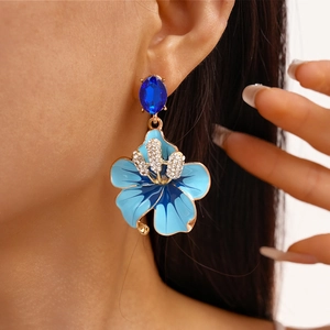 Dettaglio degli orecchini a fiore in smalto blu con cristallo e zirconi incastonati