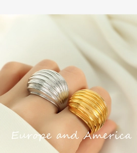 Vista macro di anelli in oro e argento con strisce testurizzate sulla fascia