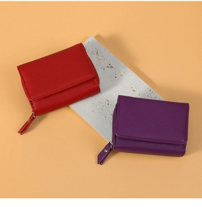 Detailaufnahme der roten und lila Mini-Geldbörsen aus Leder mit Litschi-Maserung