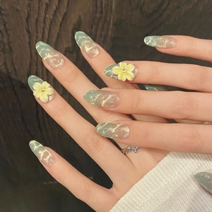 Unghie finte fatte a mano verde menta effetto onda marina con fiori 3D e glitter oro