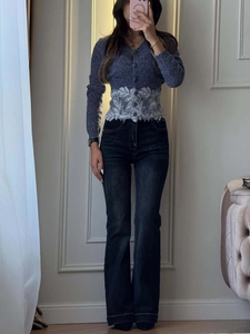 Detailansicht der blauen Strickjacke mit feinem weißem Blumenspitzenbesatz am Saum