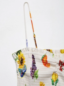 Detail von gesmoktem Stoff mit Blumenmuster aus Sonnenblumen und Lavendel am Sommerkleid