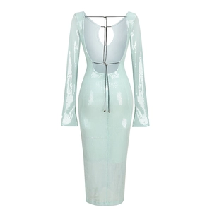 Detalle del diseño con espalda descubierta y tiras finas en este vestido de lentejuelas