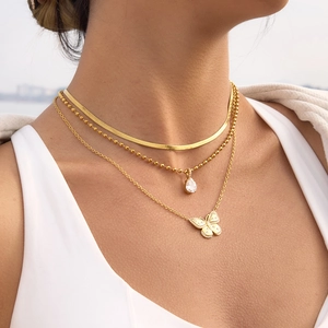 Parure de colliers triple rang dorée avec chaîne serpent, goutte zircon et papillon brillant