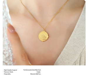 Détail du collier en acier titane plaqué or 18k avec pendentif porte-bonheur sur modèle