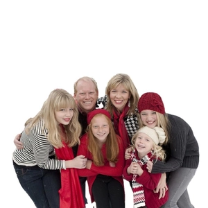 Ensemble de Noël familial avec bonnets en tricot et pulls rayés sur fond blanc neutre