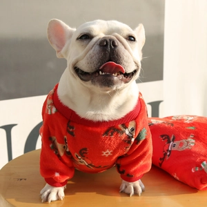 Pull de Noël rouge mignon avec motifs de rennes pour petits chiens comme les Bouledogues