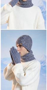 Dettaglio del set invernale in maglia con guanti touchscreen e toppa in pelle logo
