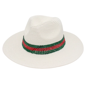 Vue détaillée d'un chapeau fedora blanc avec bande de strass rouges et verts