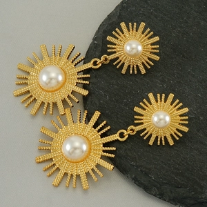 Vintage gold sunflower pearl earrings in 18k titanium steel for a luxury fashion look