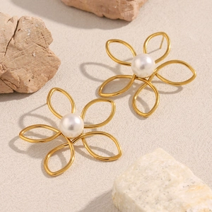 Élégantes boucles d'oreilles fleur perle plaquées or 18K avec cadre métallique