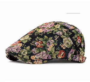 Détail du tissu jacquard floral bleu marine et boucle latérale en métal antique