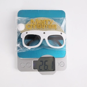 Detailansicht einer Weihnachtsbrille auf einer Waage mit einem Gewicht von 26,1 g