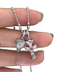 Funkelnde Halskette mit Kreuz- und Herzanhänger aus Zirkon und Perlenkette für Damen