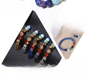 Detailansicht von facettierten 8mm Natursteinperlen auf elastischen Armbändern in bunten Farben