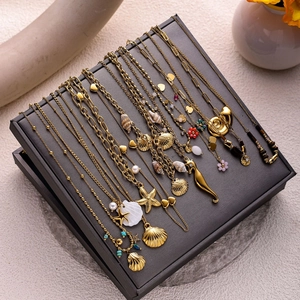 Collection de colliers en acier doré avec pendentifs océaniques et perles pour femme