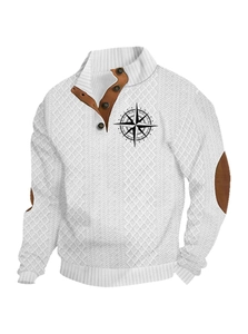 Detail van witte herenpullover met bruine leren gesp en bruine elleboogstukken