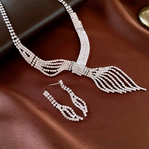 Silbernes Set aus geometrischer Kette und Ohrringen mit Zirkonia und Quasten