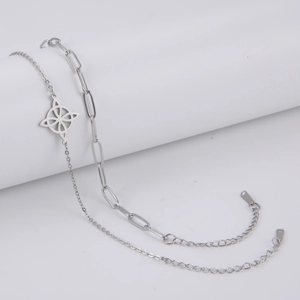 Detail eines silbernen Doppelarmbands mit Keltischem Knoten und Büroklammerkette