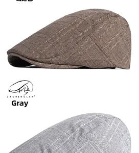 Détail de casquettes plates grises et marron montrant la texture tissée et la silhouette