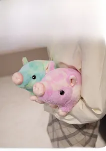Gros plan de peluches de cochons doux en dégradés rose et vert pour des cadeaux