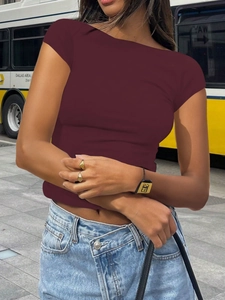 Vue street style d'un t-shirt bordeaux dos nu à manches courtes avec un short en jean