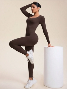 Detail eines dunkelbraunen langärmligen Yoga-Overalls mit hoher Elastizität für Fitness