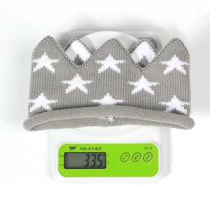 Couronne tricotée grise pour bébé avec étoiles blanches, poids de 33,5g