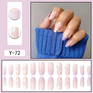 Faux ongles avec pointes françaises violet clair et motifs de marguerites blanches