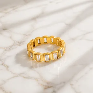 Dettaglio ravvicinato dell'anello eternity dorato con zirconi dal taglio a gradino