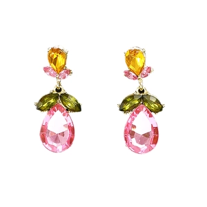 Détail de boucles d'oreilles en cristal goutte d'eau avec des pierres colorées