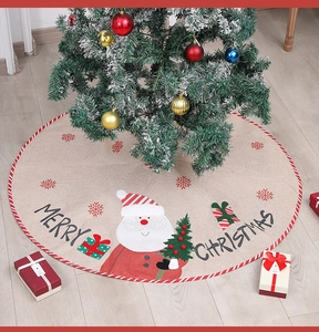 Jupe de sapin de Noël en lin avec Père Noël brodé et décor festif sur parquet