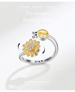 Dettaglio dell'anello girevole con girasole e coccinella e incisione my sunshine