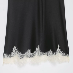 Haut caraco sexy en satin noir avec large bordure en dentelle blanche et soie