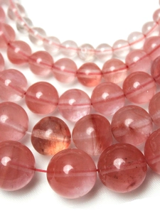 Makro-Detail von wasserrand-roten Kristall-Chalzedon-Perlen mit rosa Farbverlauf