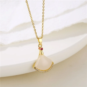 Vue détaillée du collier en or 18K avec pendentif éventail en opale et zircons