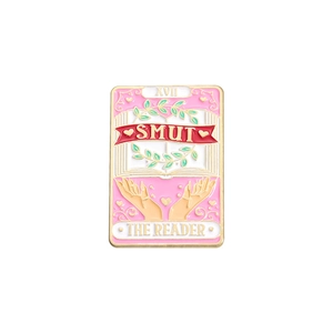 Broche en émail rose style tarot avec texte The Reader et design de livre sur blanc
