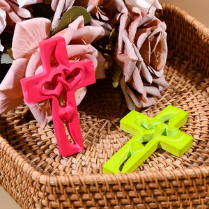Dettaglio stampo in silicone a croce e cuore per resina epossidica in rosa e verde
