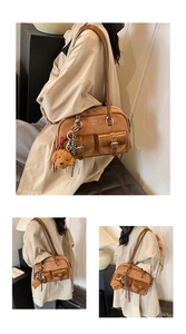 Detalle del bolso tote de ante marrón vintage con bolsillos de hebilla y oso de peluche