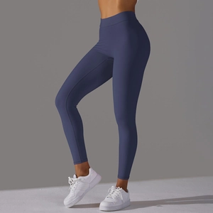 Détail du pantalon de yoga bleu marine à taille haute montrant la coupe galbante