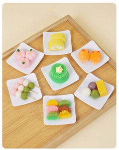 Dettaglio dei portachiavi in miniatura per dessert Wagashi su piatti bianchi