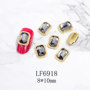 Vista macro de gema gris para uñas 8x10mm con borde metálico dorado dentado