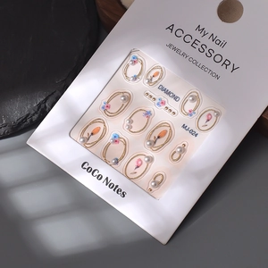 Vue détaillée du kit de nail art 3D avec perles et fleurs dorées sur fond sombre