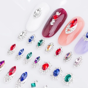 Dettaglio di strass in lega per unghie in varie forme e colori su punte per manicure