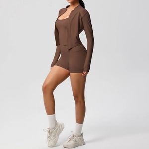 Ensemble de yoga marron 3 pièces avec veste zippée, débardeur et short de cycliste