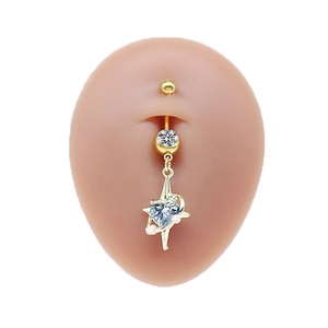 Piercing ombelico dorato con cuore blu e perle mostrato su modello di pancia