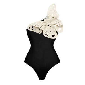 Maillot de bain une pièce asymétrique noir avec grande fleur 3D blanche et perles