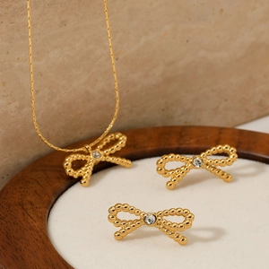Parure collier et boucles d'oreilles nœud doré avec détails en diamant brillant