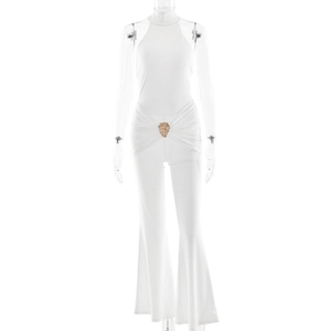 Weißer ärmelloser Neckholder-Jumpsuit mit goldenem Löwenkopf-Detail und Taillenfalten